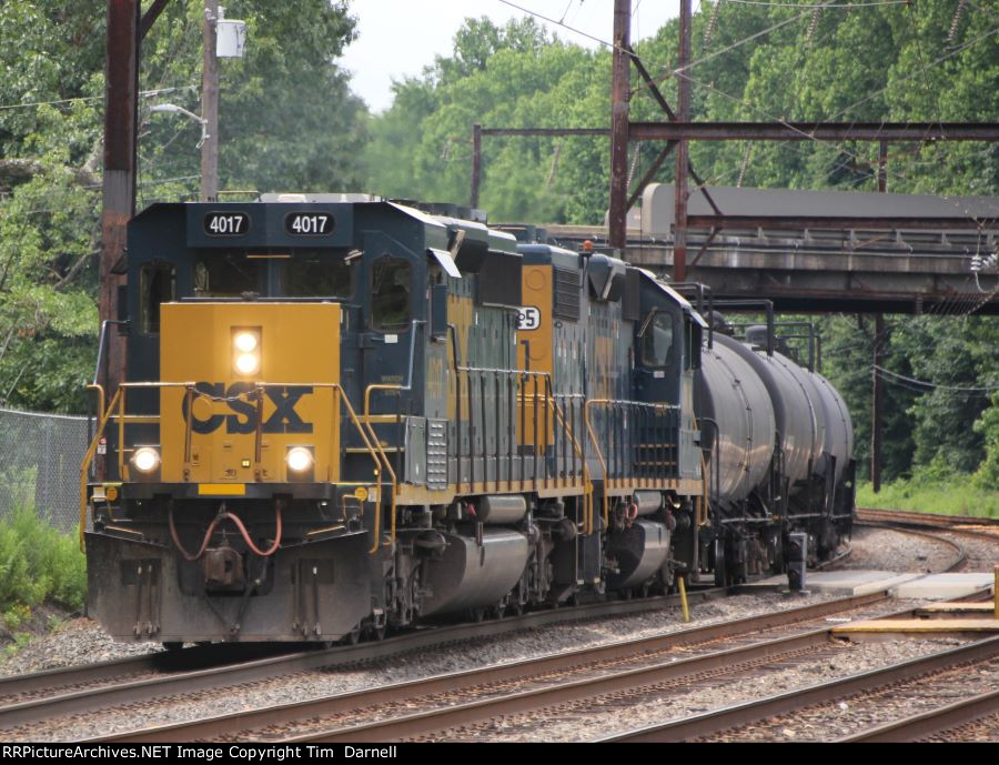 CSX 4017 leads C770